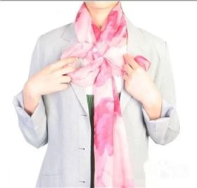 真絲長絲巾怎么系