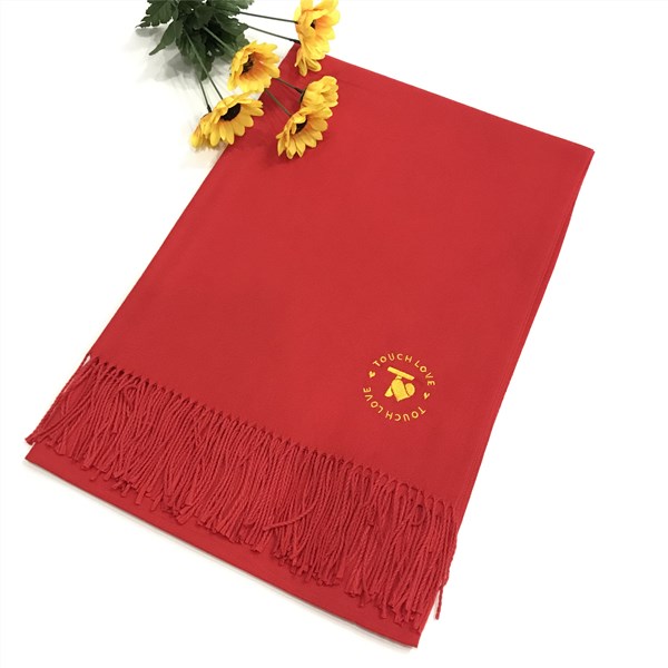 廠家紀(jì)念品繡在圍巾的哪個位置