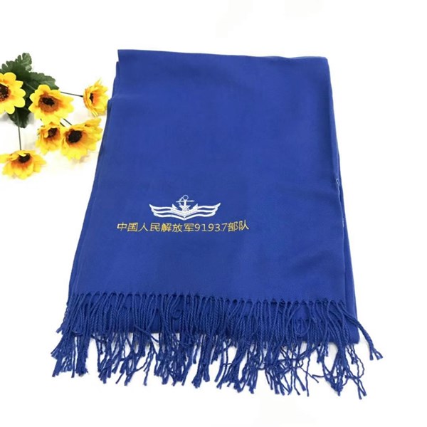 廠家紀(jì)念品繡在圍巾的哪個位置